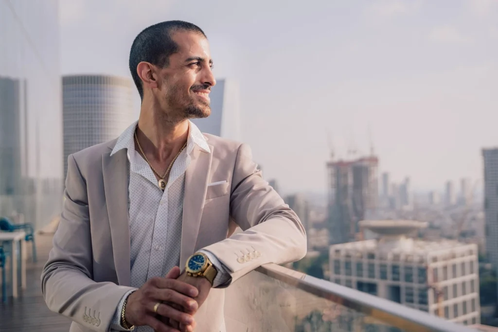 An entrepreneur in a suit sitting at a workspace demonstrating how successful entrepreneurs think