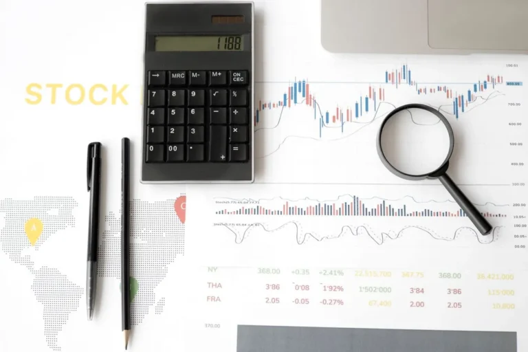 How Interest Rates Affect Stock Markets – Financial charts with a calculator and magnifying glass