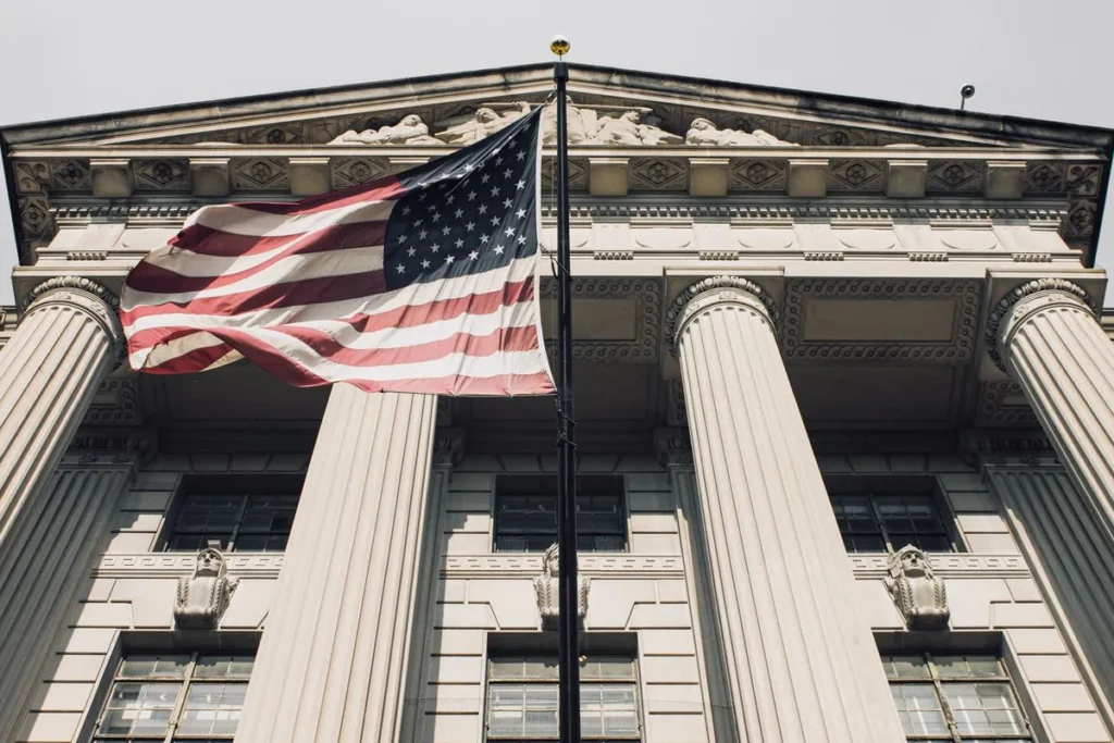 FOMC Meeting Explained – Exterior view of the Federal Reserve headquarters building with the American flag.