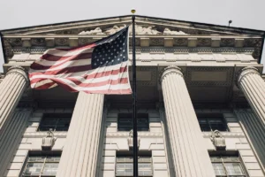 FOMC Meeting Explained – Exterior view of the Federal Reserve headquarters building with the American flag.