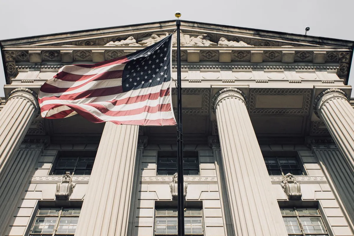 FOMC Meeting Explained – Exterior view of the Federal Reserve headquarters building with the American flag.